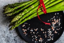 Концепція органічної їжі зі спаржею на кам'яному столі з простором для копіювання — стокове фото