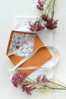 Enveloppe doublée de fleurs avec ruban et fleurs fraîches — Photo de stock
