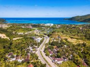 Erhöhter Blick auf Kuta Mandalika Strand mit viel Grün, Lombok, West Nusa Tenggar, Indonesien — Stockfoto