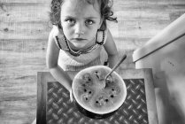 Visão aérea de uma menina comendo uma melancia — Fotografia de Stock