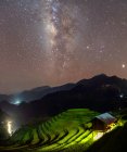 Vía Láctea sobre campos de arroz en terrazas por la noche, Mu Cang Chai, Yen Bai, Vietnam - foto de stock