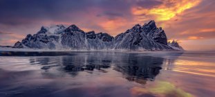 Vestrahorn горные отражения на закате, stokksnes полуостров, iceland — стоковое фото
