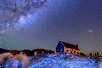 Milchstraße über der Kirche des Guten Hirten am Ufer des Tekapo-Sees, Südinsel, Neuseeland — Stockfoto