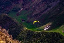 Gleitschirmflug über den Kaukasus, Gudauri, Georgien — Stockfoto