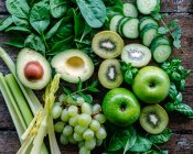 Vista aérea de frutas y verduras verdes frescas sobre una mesa de madera - foto de stock