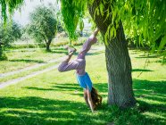 Menina fazendo um suporte de mão no parque, Itália — Fotografia de Stock