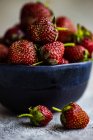 Plan rapproché du bol avec des fraises — Photo de stock