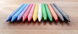 Primo piano di pastelli multicolori su un tavolo — Foto stock