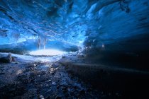 Dentro de uma caverna de gelo, Parque Nacional Vatnajokull, Islândia — Fotografia de Stock