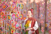 Таїландська жінка У традиційному костюмі. Азійська вродлива жінка носить традиційну тайську культуру, стиль вінтажу, Таїланд — стокове фото