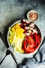 Gesunde Schüssel mit Bio-Gemüse und Grapefruit auf Betongrund serviert — Stockfoto