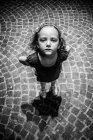 Retrato de uma menina séria de pé na rua, Itália — Fotografia de Stock