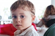 Nahaufnahme Porträt eines kleinen Jungen — Stockfoto