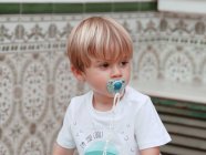 Ritratto di ragazzo con manichino in bocca — Foto stock