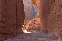 Impresionante vista desde una cueva del Ad Deir - Monasterio en la antigua ciudad de Petra, Jordania: Increíble Patrimonio de la Humanidad por la UNESCO. - foto de stock