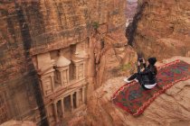 Atemberaubender Blick aus einer Höhle des Ad Deir - Klosters in der antiken Stadt Petra, Jordanien: Unglaubliches UNESCO-Weltkulturerbe. — Stockfoto