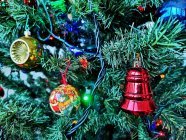 Großaufnahme einer Christbaumkugel und Dekorationen, die an einem Weihnachtsbaum hängen — Stockfoto