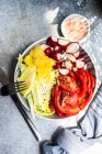 Healthy bowl with organic vegetables and grapefruit served on concrete background — Foto stock