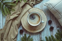 Tazza di caffè caldo su vassoio di fetta di legno — Foto stock