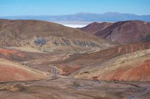 Мальовничий знімок дороги в пустелі з горами — стокове фото
