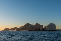 Красивый вид на море и скалистый остров — стоковое фото