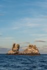 Hermosa vista de una isla rocosa en el océano - foto de stock