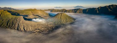 Tiro panorâmico de belo nascer do sol sobre o vale do vulcão — Fotografia de Stock
