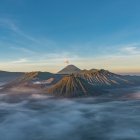 Belo nascer do sol sobre o vale do vulcão — Fotografia de Stock