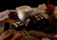 Крупный план вкусного шоколадного кекса с молоком — стоковое фото