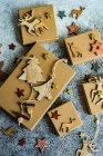 Vista aérea de decoraciones navideñas de madera y cajas de regalo - foto de stock