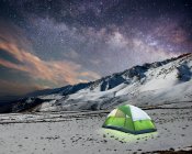 Tente éclairée sur le mont Whitney la nuit, Sierras de l'Est, Californie, USA — Photo de stock
