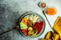 Frischer Gemüseteller mit Spiegelei und einem Glas Karottensaft — Stockfoto