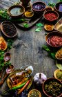 Vista aerea di erbe assortite, spezie, salse e condimento su un tavolo — Foto stock