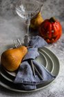 Ansicht eines Kürbisses auf einem Platz mit Kürbisdekorationen zu Thanksgiving — Stockfoto