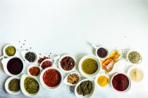 Blick von oben auf getrocknete Chilischoten, Chilipaste und verschiedene Kräuter und Gewürze — Stockfoto