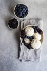 Десерт из зефира с черникой и ежевикой на столе — стоковое фото