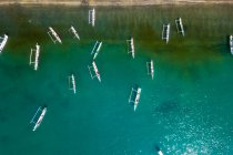 Vista aérea de los barcos de pesca tradicionales amarrados en Belanak Beach, East Lombok, Indonesia - foto de stock