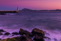 Wellenschlag am Strand Playa Chica mit Herz-Jesu-Statue und Punta del Santo in der Ferne, Tarifa, cadiz, Andalusien, Spanien — Stockfoto