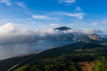 Вид с воздуха на прибрежный пейзаж с низким облаком, Пенанг, Малайзия — стоковое фото