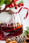 Concepto de bebida navideña con copa de vino caliente con especias alrededor - foto de stock