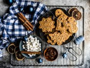 Concetto di cottura natalizia con biscotti e spezie di pan di zenzero — Foto stock