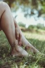 Schöne weibliche Beine auf Rasen — Stockfoto