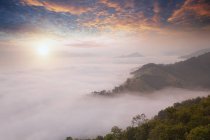 Bela luz do sol nas montanhas nebulosas da manhã, Foggy Landscape. Névoa da manhã — Fotografia de Stock