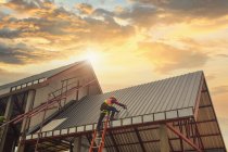 Roofer Trabalhador da construção instalar telhado novo. Ferramentas de cobertura. Furadeira elétrica usada em novos telhados com chapa metálica. — Fotografia de Stock