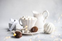 Concepto de tarjeta de comida de Navidad con taza de cerámica vintage con mini malvavisco - foto de stock