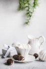 Conceito de cartão de comida de Natal com copo de cerâmica vintage com mini marshmallow — Fotografia de Stock