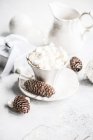 Concetto di cibo natalizio con tazza di ceramica vintage con mini marshmallow — Foto stock