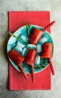 Dolce estivo con ghiaccioli di anguria biologica servito su piatto con ghiaccio e rosmarino — Foto stock