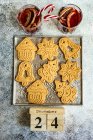 Gingerbread cookies and glasses of mulled wine on concrete background — Stock Photo