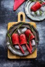 Sobremesa de verão com picolés de melancia orgânica servida em prato com gelo e alecrim — Fotografia de Stock